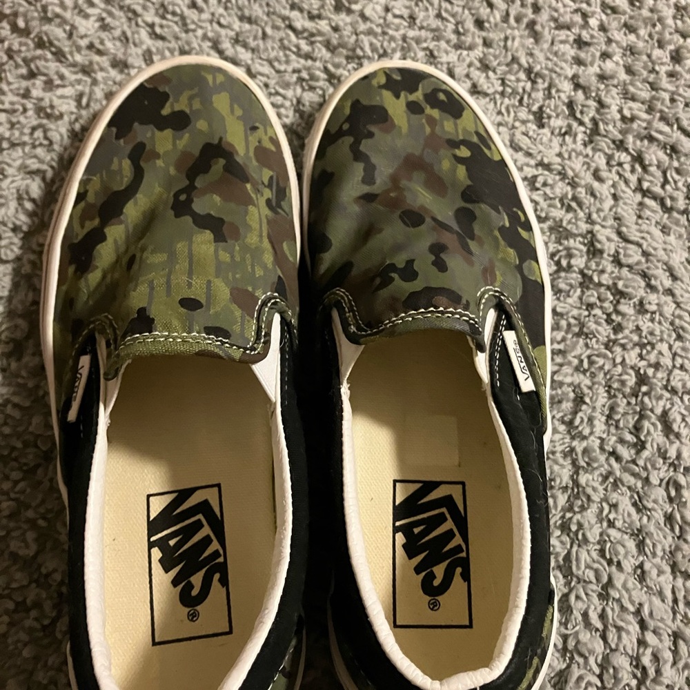 Women’s size 7 Vans Green and Black camouflage Sneakers Classic Slip-On.